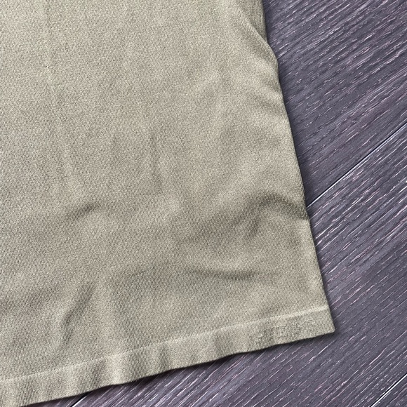 ⭐️3/$50 Lot of 2 XS/S Seamless Guess Tanks Built in Bra - Picture 5 of 14